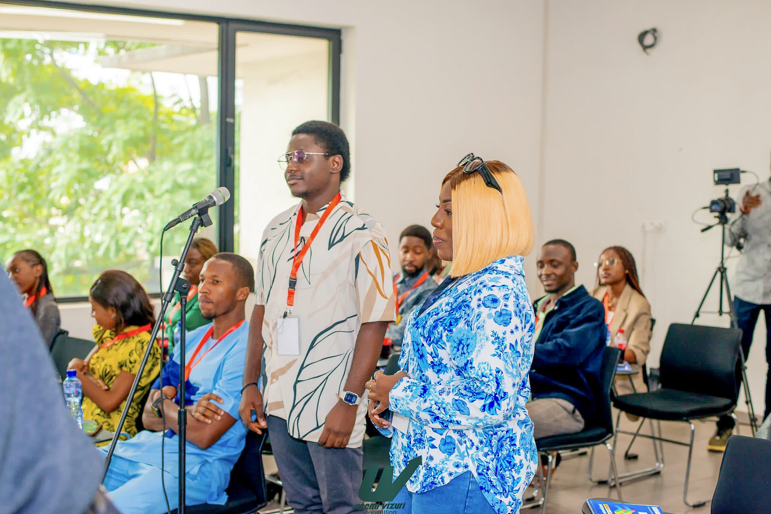 Participants intervenant au micro