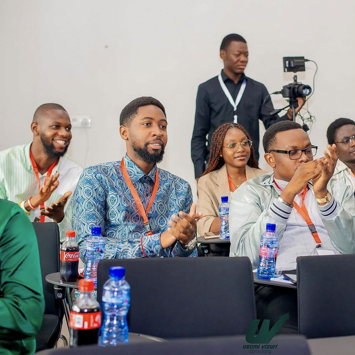 Participants applaudissant une intervention