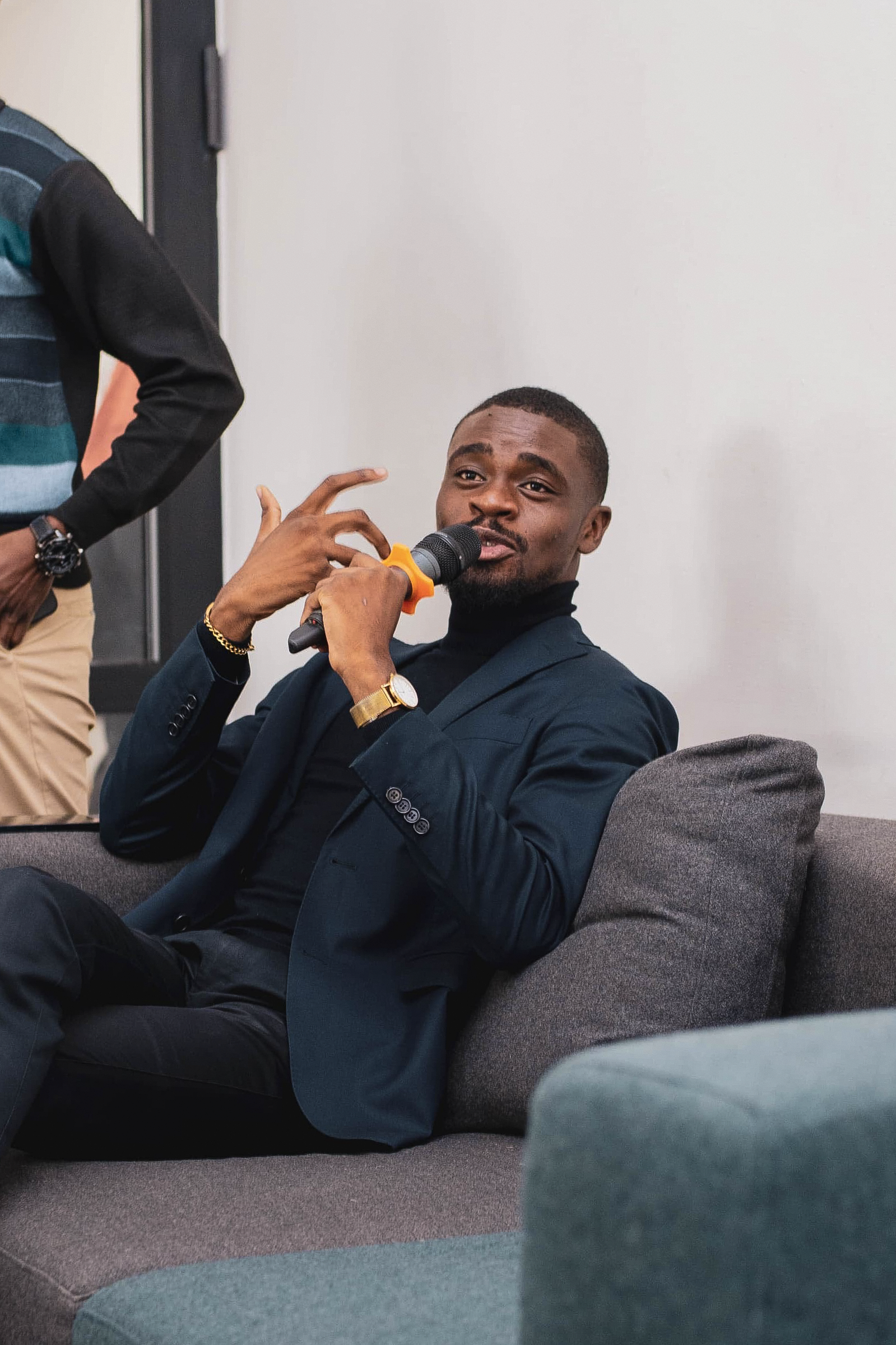 Intervenant avec un microphone